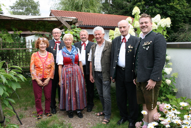 Nach den Glückwünschen stellten sich v.l. Erna Folzwinkler, Günther und Elisabeth Sperrer, Sportwart Sepp Wirnstl, der Jubilar Otto Folzwinkler, Ehrenschützenmeister Horst Steckenbiller und 1. Schützenmeister Tobi Sperl zum Erinnerungsfoto